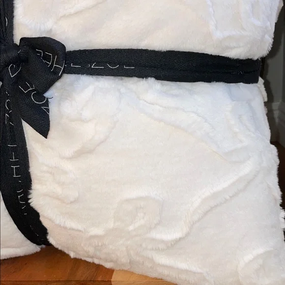 🎀Rachel Zoe Cream Plush Luxurious Faux Fur Pillow Duo with Bow Pattern 🎀 - Picture 15 of 16